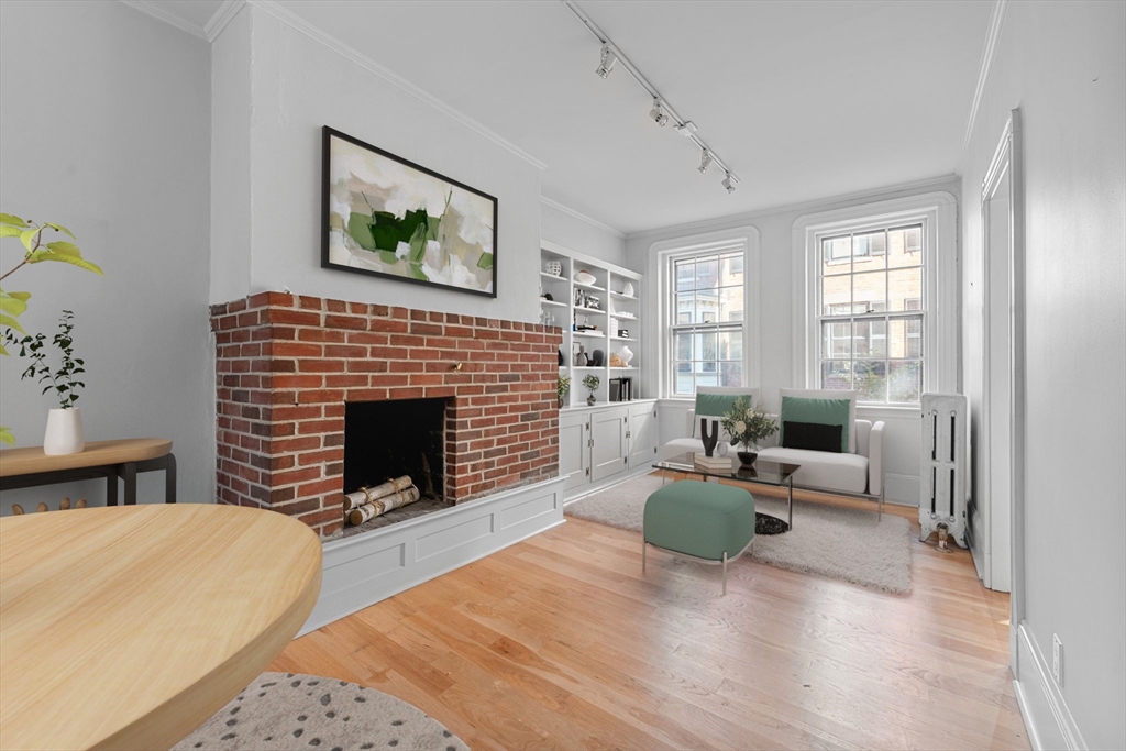 132 Myrtle St, Boston, Massachusetts, 2 Bedrooms Bedrooms, 4 Rooms Rooms,1 BathroomBathrooms,Residential Lease,For Rent,Myrtle St,73547879