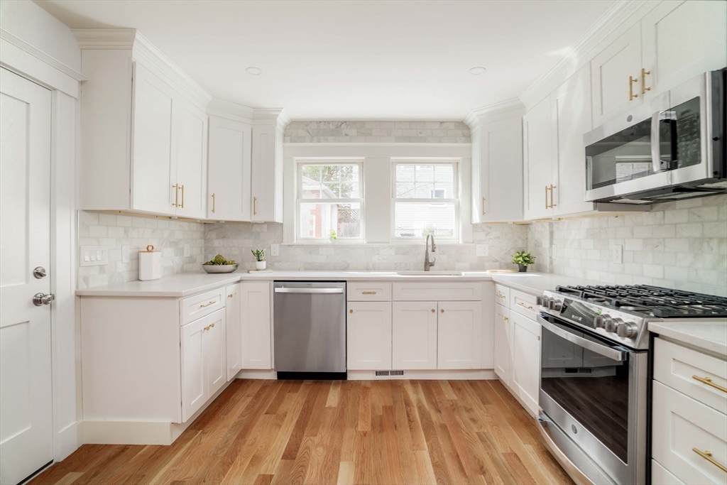 652 Belmont Street, Watertown, Massachusetts, 3 Bedrooms Bedrooms, 6 Rooms Rooms,2 BathroomsBathrooms,Residential,For Sale,Belmont Street,73494956