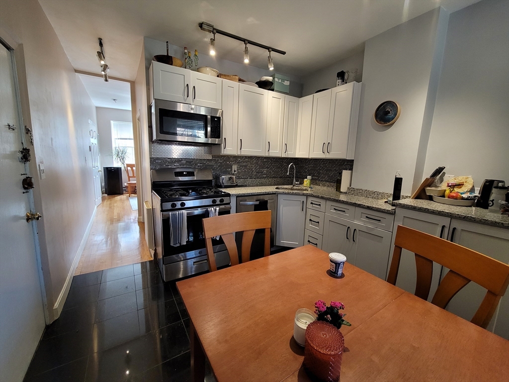 11 Phillips, Boston, Massachusetts, 2 Bedrooms Bedrooms, 4 Rooms Rooms,1 BathroomBathrooms,Residential Lease,For Rent,Phillips,73545006
