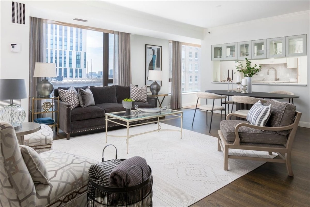 220 Boylston St, Boston, Massachusetts, 2 Bedrooms Bedrooms, 4 Rooms Rooms,2 BathroomsBathrooms,Residential,For Sale,Boylston St,73552149