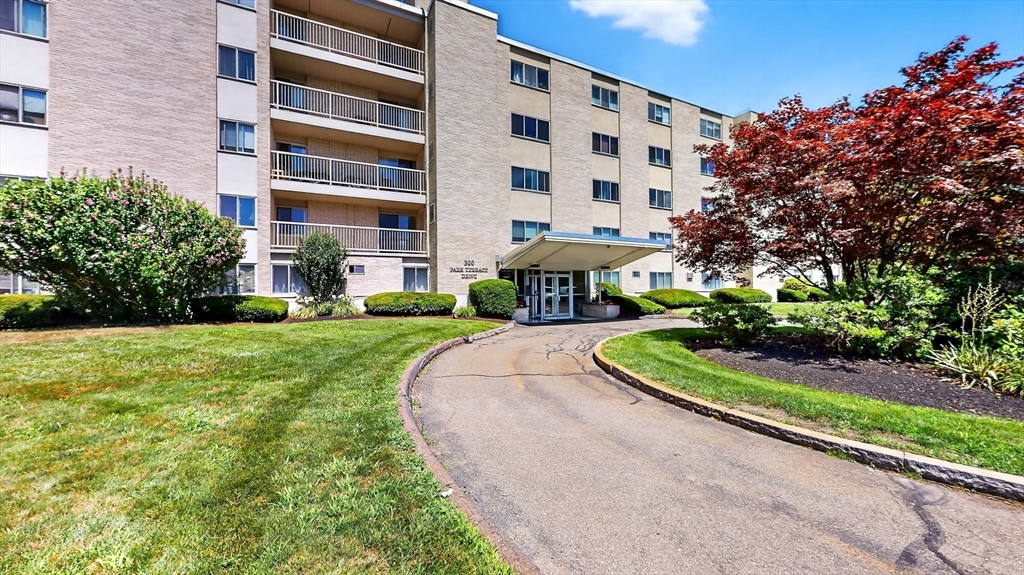 300 Park Terrace Dr, Stoneham, Massachusetts, 2 Bedrooms Bedrooms, 5 Rooms Rooms,1 BathroomBathrooms,Residential Lease,For Rent,Park Terrace Dr,73552148