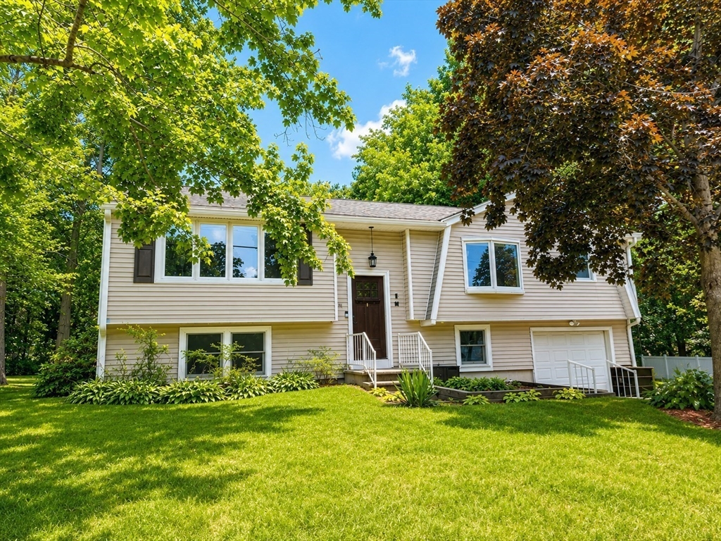 44 Hanscom Ave, Haverhill, Massachusetts, 3 Bedrooms Bedrooms, 7 Rooms Rooms,2 BathroomsBathrooms,Residential,For Sale,Hanscom Ave,73552223