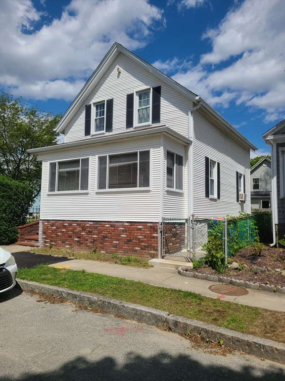 114 Rounds St, New Bedford, Massachusetts, 2 Bedrooms Bedrooms, 4 Rooms Rooms,2 BathroomsBathrooms,Residential,For Sale,Rounds St,73518985