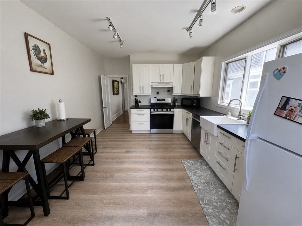 62 Bromfield Rd, Somerville, Massachusetts, 4 Bedrooms Bedrooms, 7 Rooms Rooms,1 BathroomBathrooms,Residential Lease,For Rent,Bromfield Rd,73545270