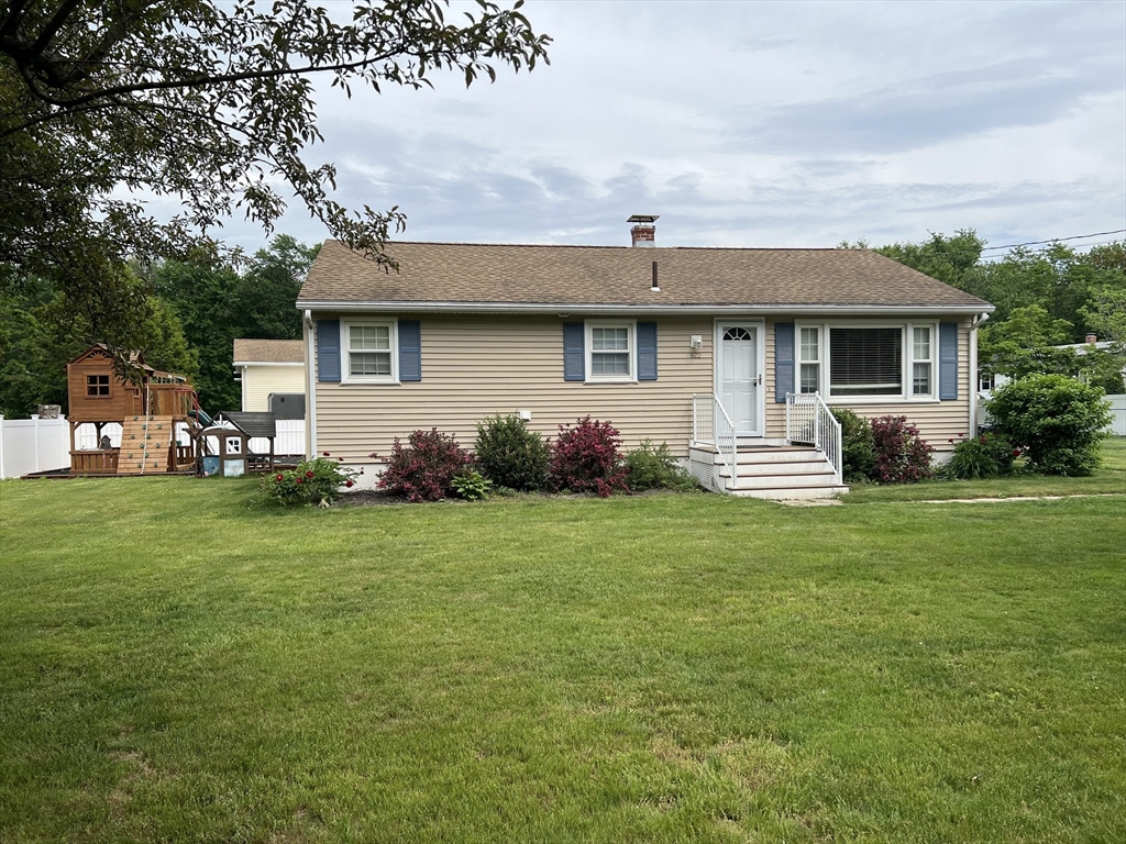 822 Shea St, Fitchburg, Massachusetts, 3 Bedrooms Bedrooms, 5 Rooms Rooms,1 BathroomBathrooms,Residential,For Sale,Shea St,73487012