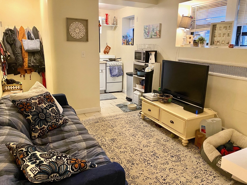 120A Babcock St, Brookline, Massachusetts, 1 Bedroom Bedrooms, 4 Rooms Rooms,1 BathroomBathrooms,Residential Lease,For Rent,Babcock St,73552244