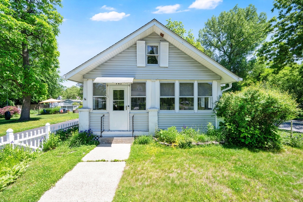 121 Merrill Rd, Springfield, Massachusetts, 2 Bedrooms Bedrooms, 5 Rooms Rooms,1 BathroomBathrooms,Residential,For Sale,Merrill Rd,73530702