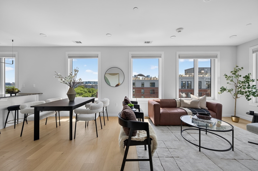 2-10 Maverick Sq, Boston, Massachusetts, 3 Bedrooms Bedrooms, 5 Rooms Rooms,2 BathroomsBathrooms,Residential,For Sale,Maverick Sq,73552306