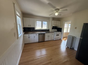 89 Edenfield Ave, Watertown, Massachusetts, 2 Bedrooms Bedrooms, 5 Rooms Rooms,1 BathroomBathrooms,Residential Lease,For Rent,Edenfield Ave,73552441