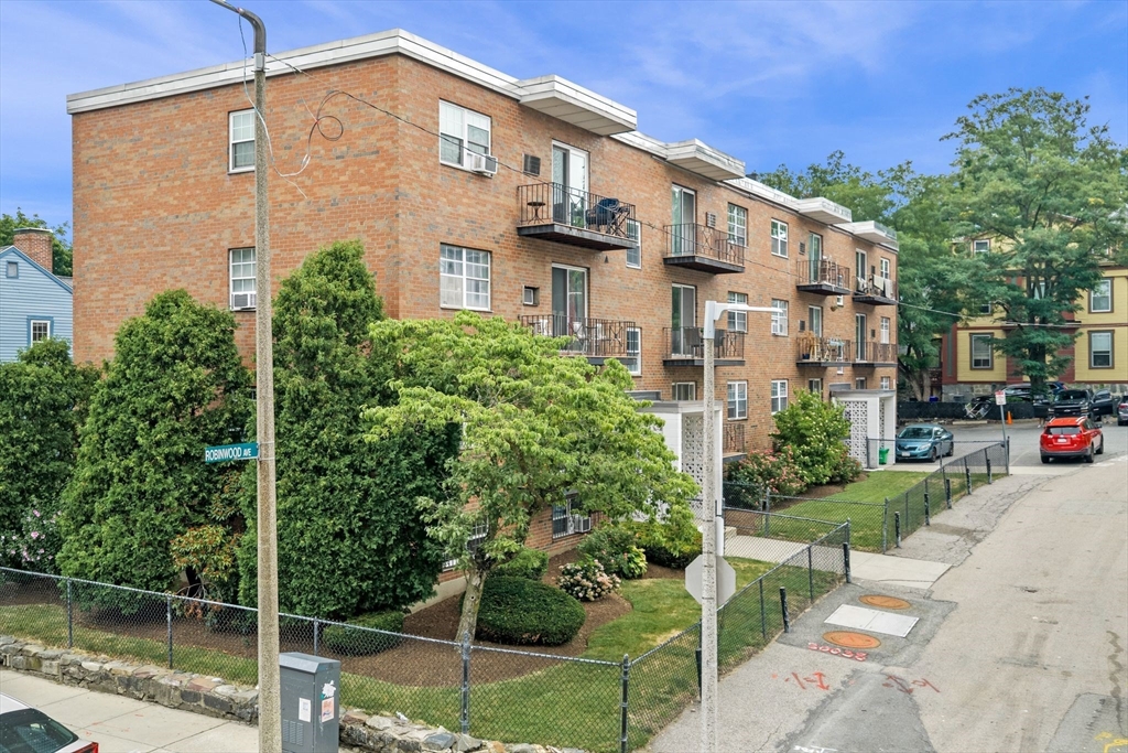 4 Robinwood Avenue, Boston, Massachusetts, 2 Bedrooms Bedrooms, 4 Rooms Rooms,1 BathroomBathrooms,Residential,For Sale,Robinwood Avenue,73552582