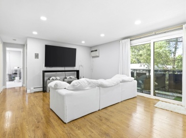 206 Rock St, Norwood, Massachusetts, 2 Bedrooms Bedrooms, 4 Rooms Rooms,1 BathroomBathrooms,Residential,For Sale,Rock St,73552644