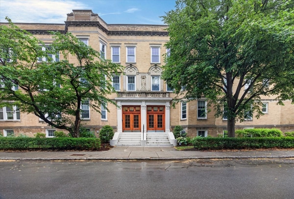 138 Sewall Ave, Brookline, Massachusetts, 3 Bedrooms Bedrooms, 7 Rooms Rooms,2 BathroomsBathrooms,Residential Lease,For Rent,Sewall Ave,73552533