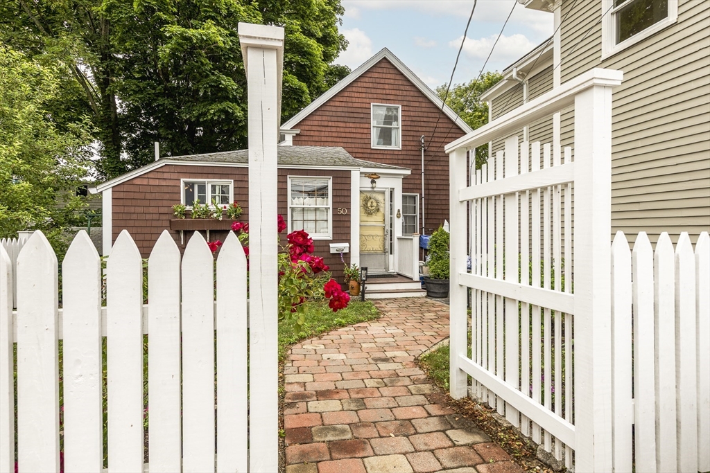 50 Rowland Street, Marblehead, Massachusetts, 2 Bedrooms Bedrooms, 6 Rooms Rooms,1 BathroomBathrooms,Residential Lease,For Rent,Rowland Street,73552690