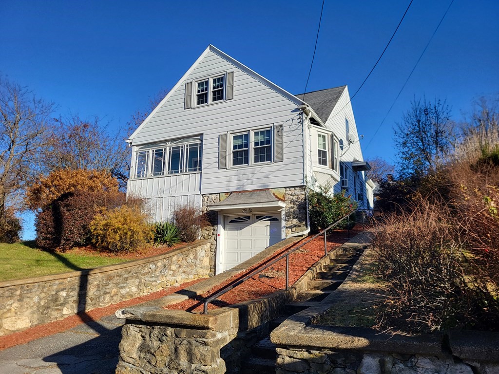 15 Warren St, Southbridge, Massachusetts, 4 Bedrooms Bedrooms, 7 Rooms Rooms,1 BathroomBathrooms,Residential,For Sale,Warren St,73525175
