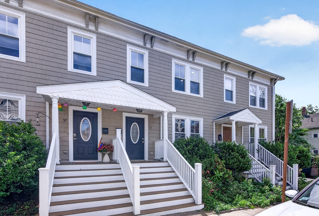 35 Lowell St, Somerville, Massachusetts, 2 Bedrooms Bedrooms, 6 Rooms Rooms,1.5 BathroomsBathrooms,Residential,For Sale,Lowell St,73540593