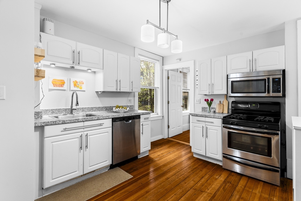 181 W 5th St, Boston, Massachusetts, 3 Bedrooms Bedrooms, 5 Rooms Rooms,1 BathroomBathrooms,Residential Lease,For Rent,W 5th St,73548513