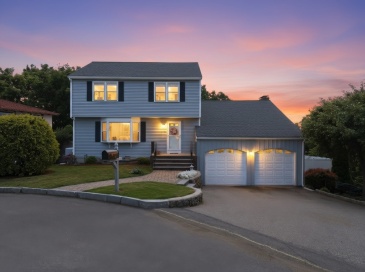 12 Thomas Cir, Stoneham, Massachusetts, 3 Bedrooms Bedrooms, 8 Rooms Rooms,2.5 BathroomsBathrooms,Residential,For Sale,Thomas Cir,73529796