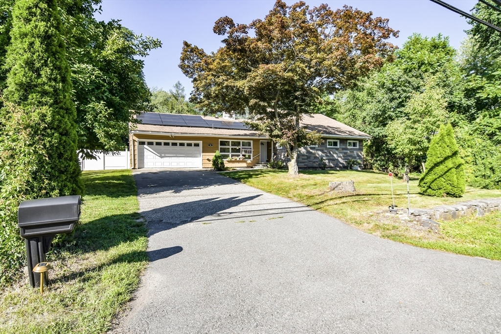 678 Massachusetts Ave, North Andover, Massachusetts, 4 Bedrooms Bedrooms, 6 Rooms Rooms,1.5 BathroomsBathrooms,Residential,For Sale,Massachusetts Ave,73552776