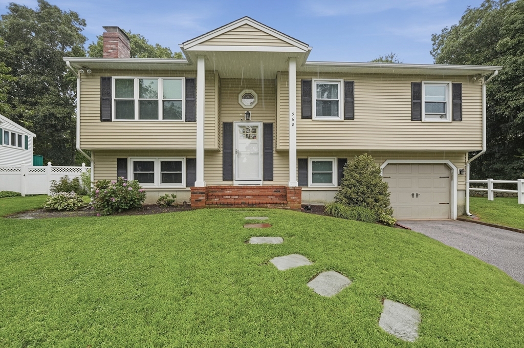 568 Lantern Ln, New Bedford, Massachusetts, 3 Bedrooms Bedrooms, 6 Rooms Rooms,2 BathroomsBathrooms,Residential,For Sale,Lantern Ln,73536537