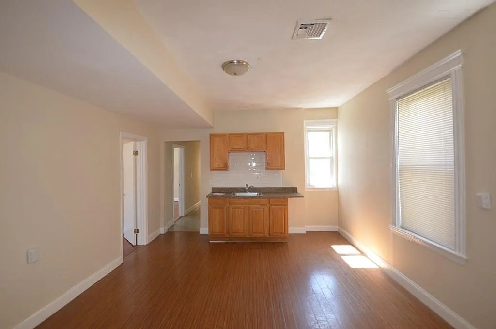 279 Broadway St, Cambridge, Massachusetts, 3 Bedrooms Bedrooms, 5 Rooms Rooms,1 BathroomBathrooms,Residential Lease,For Rent,Broadway St,73553039