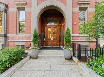201 Newbury St, Boston, Massachusetts, 2 Bedrooms Bedrooms, 5 Rooms Rooms,2.5 BathroomsBathrooms,Residential,For Sale,Newbury St,73553057