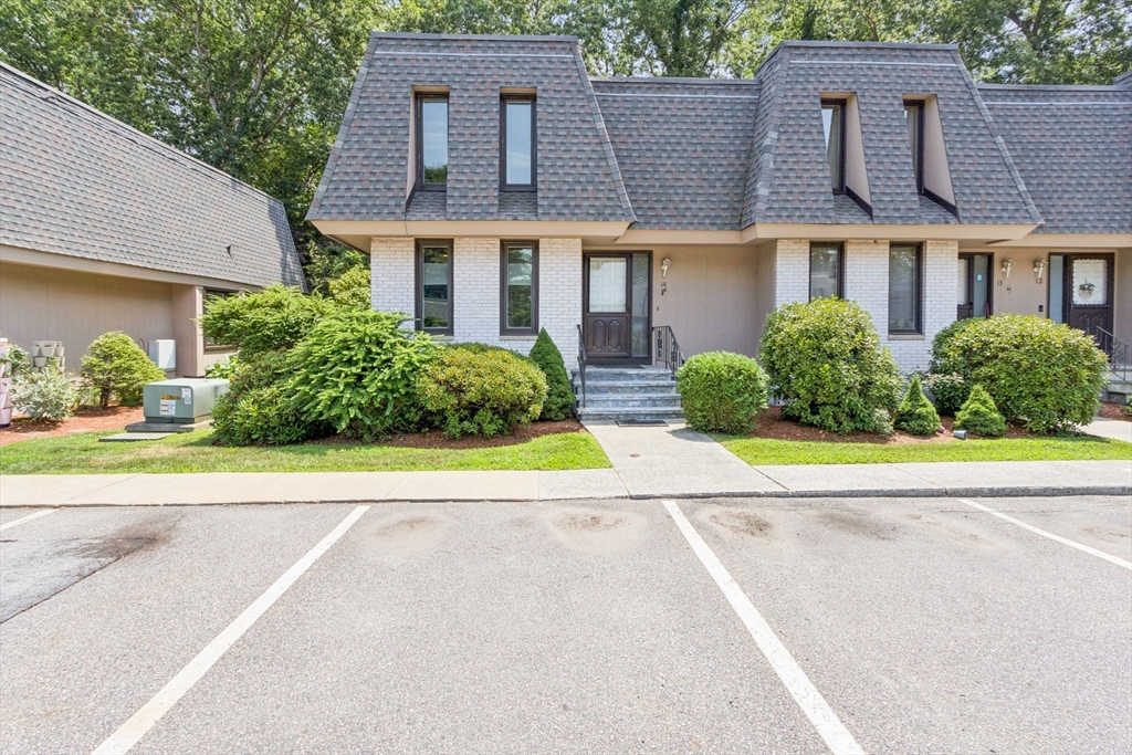 14 Grove Square, Randolph, Massachusetts, 3 Bedrooms Bedrooms, 6 Rooms Rooms,2 BathroomsBathrooms,Residential,For Sale,Grove Square,73552839