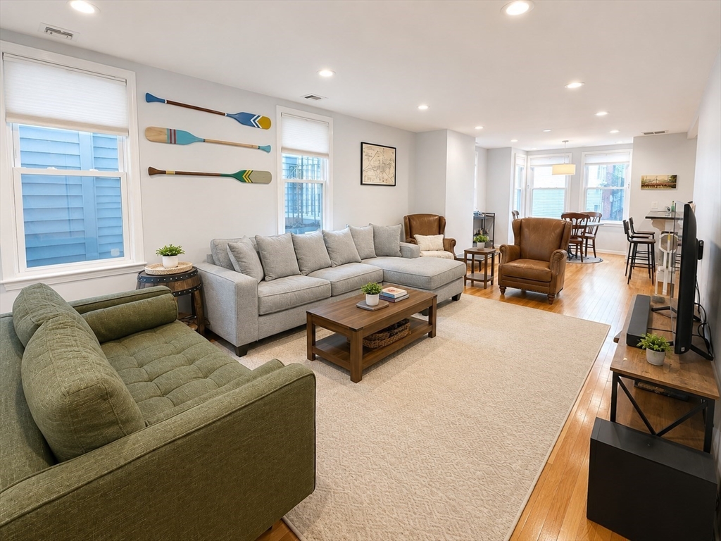 28 Monument St, Boston, Massachusetts, 3 Bedrooms Bedrooms, 5 Rooms Rooms,2 BathroomsBathrooms,Residential Lease,For Rent,Monument St,73522370