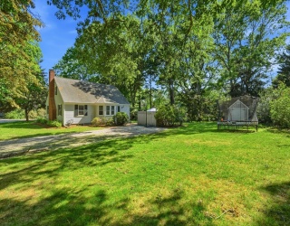 32 Wadsworth Rd, Duxbury, Massachusetts, 4 Bedrooms Bedrooms, 7 Rooms Rooms,1 BathroomBathrooms,Residential,For Sale,Wadsworth Rd,73534818