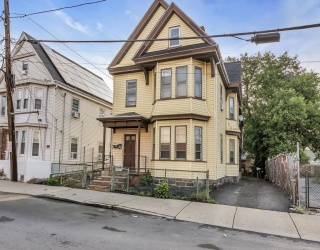 7 Trenton St, Lawrence, Massachusetts, 4 Bedrooms Bedrooms, 10 Rooms Rooms,2 BathroomsBathrooms,Residential Income,For Sale,Trenton St,73547612