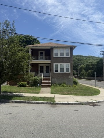 1-3 Linwood Ave, Melrose, Massachusetts, 2 Bedrooms Bedrooms, 6 Rooms Rooms,1 BathroomBathrooms,Residential Lease,For Rent,Linwood Ave,73552948