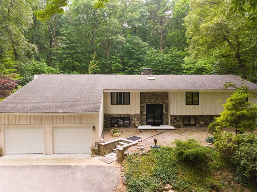 92 Brook St, Hudson, Massachusetts, 4 Bedrooms Bedrooms, 10 Rooms Rooms,3.5 BathroomsBathrooms,Residential,For Sale,Brook St,73553144