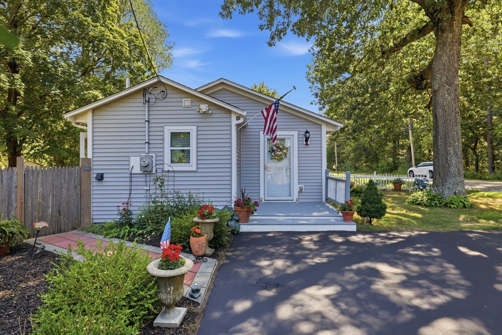 731 Hingham St, Rockland, Massachusetts, 2 Bedrooms Bedrooms, 3 Rooms Rooms,1 BathroomBathrooms,Residential,For Sale,Hingham St,73553279