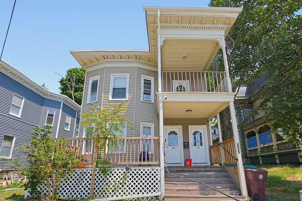 707 Bridge St, Lowell, Massachusetts, 8 Bedrooms Bedrooms, 14 Rooms Rooms,2 BathroomsBathrooms,Residential Income,For Sale,Bridge St,73553391
