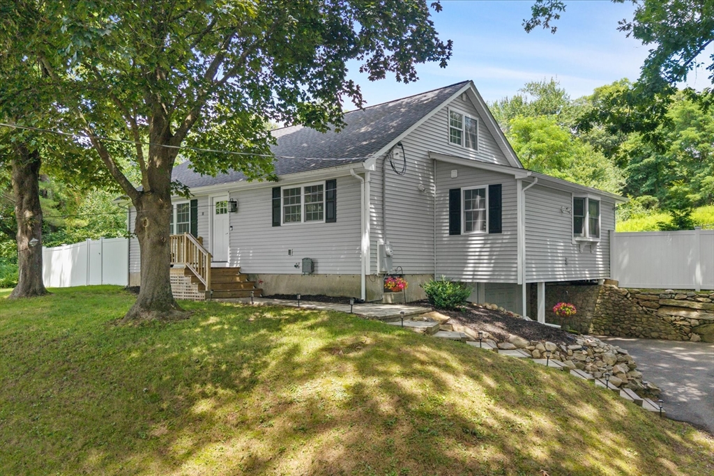 11 Mendon Road, Northbridge, Massachusetts, 3 Bedrooms Bedrooms, 6 Rooms Rooms,2 BathroomsBathrooms,Residential,For Sale,Mendon Road,73553186