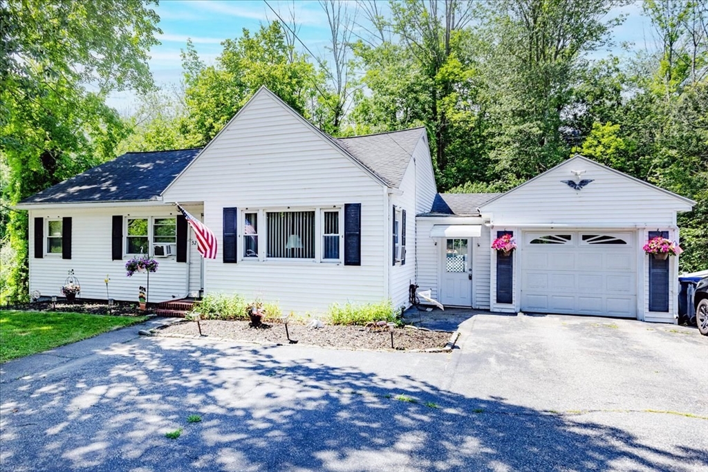 520 Jackson St, Methuen, Massachusetts, 3 Bedrooms Bedrooms, 5 Rooms Rooms,1.5 BathroomsBathrooms,Residential,For Sale,Jackson St,73553203