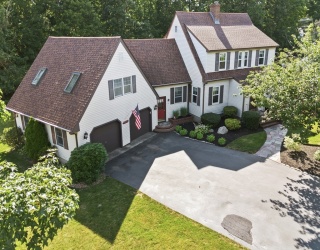 17 Perry Ave, Lynnfield, Massachusetts, 3 Bedrooms Bedrooms, 9 Rooms Rooms,1.5 BathroomsBathrooms,Residential,For Sale,Perry Ave,73552894