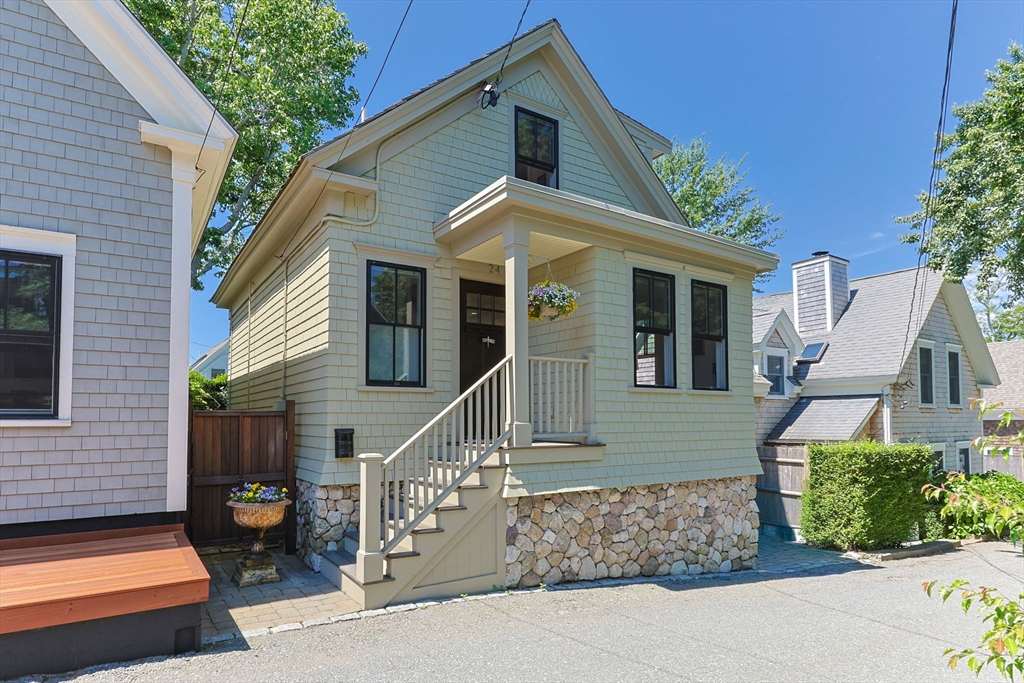 24 Cottage St, Provincetown, Massachusetts, 2 Bedrooms Bedrooms, 4 Rooms Rooms,2.5 BathroomsBathrooms,Residential,For Sale,Cottage St,73553223