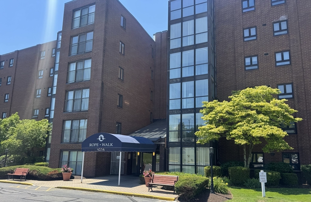 4234 N Main St, Fall River, Massachusetts, 2 Bedrooms Bedrooms, 4 Rooms Rooms,2.5 BathroomsBathrooms,Residential,For Sale,N Main St,73553255