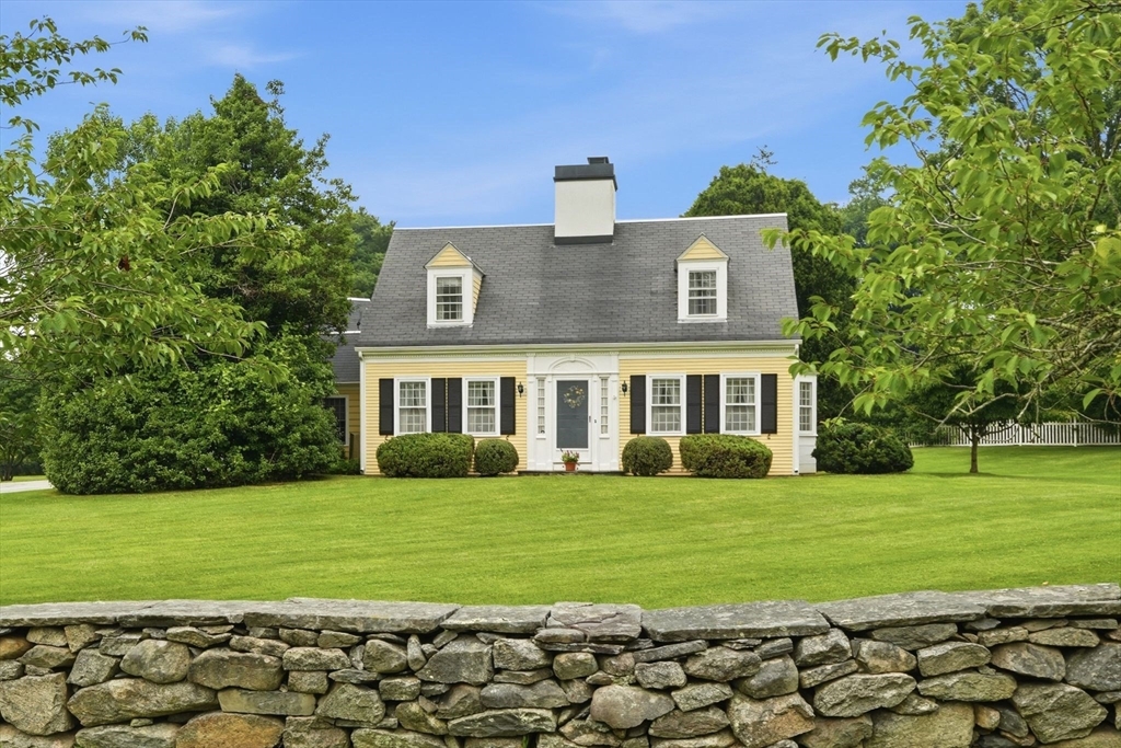 142 Ferry Rd, Bristol, Rhode Island, 3 Bedrooms Bedrooms, 8 Rooms Rooms,2.5 BathroomsBathrooms,Residential,For Sale,Ferry Rd,73553267