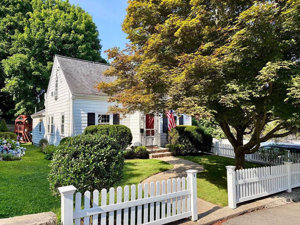 39 Fisher Street, Westwood, Massachusetts, 3 Bedrooms Bedrooms, 7 Rooms Rooms,1 BathroomBathrooms,Residential,For Sale,Fisher Street,73553188