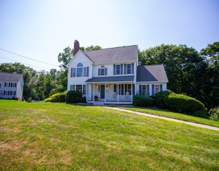 41 Christopher Dr, Attleboro, Massachusetts, 3 Bedrooms Bedrooms, 6 Rooms Rooms,2.5 BathroomsBathrooms,Residential,For Sale,Christopher Dr,73553298