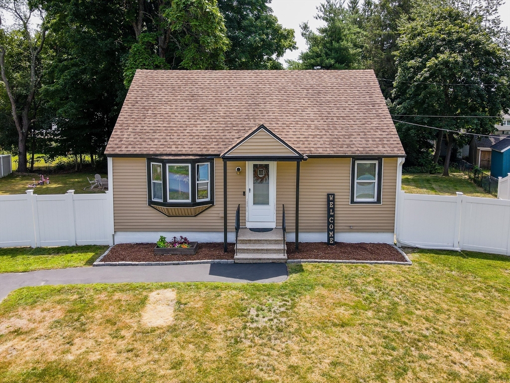 103 Fox Ave, Dracut, Massachusetts, 2 Bedrooms Bedrooms, 5 Rooms Rooms,1 BathroomBathrooms,Residential,For Sale,Fox Ave,73553303