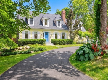 10 Westmoreland Dr, Falmouth, Massachusetts, 4 Bedrooms Bedrooms, 8 Rooms Rooms,3.5 BathroomsBathrooms,Residential,For Sale,Westmoreland Dr,73553350