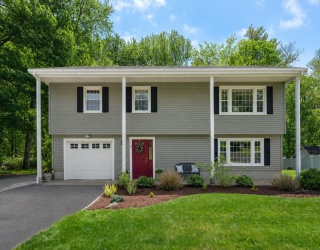 11 Longmeadow Road, Medfield, Massachusetts, 4 Bedrooms Bedrooms, 8 Rooms Rooms,1.5 BathroomsBathrooms,Residential,For Sale,Longmeadow Road,73525819