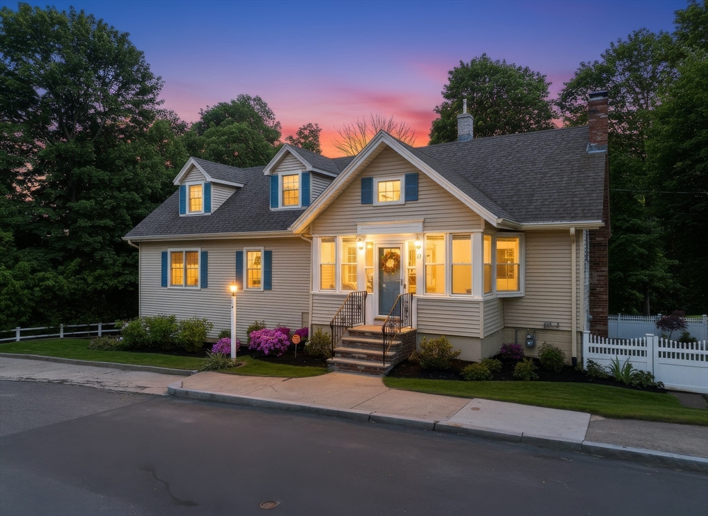 17 Garden Rd, Stoneham, Massachusetts, 3 Bedrooms Bedrooms, 9 Rooms Rooms,3.5 BathroomsBathrooms,Residential,For Sale,Garden Rd,73525545