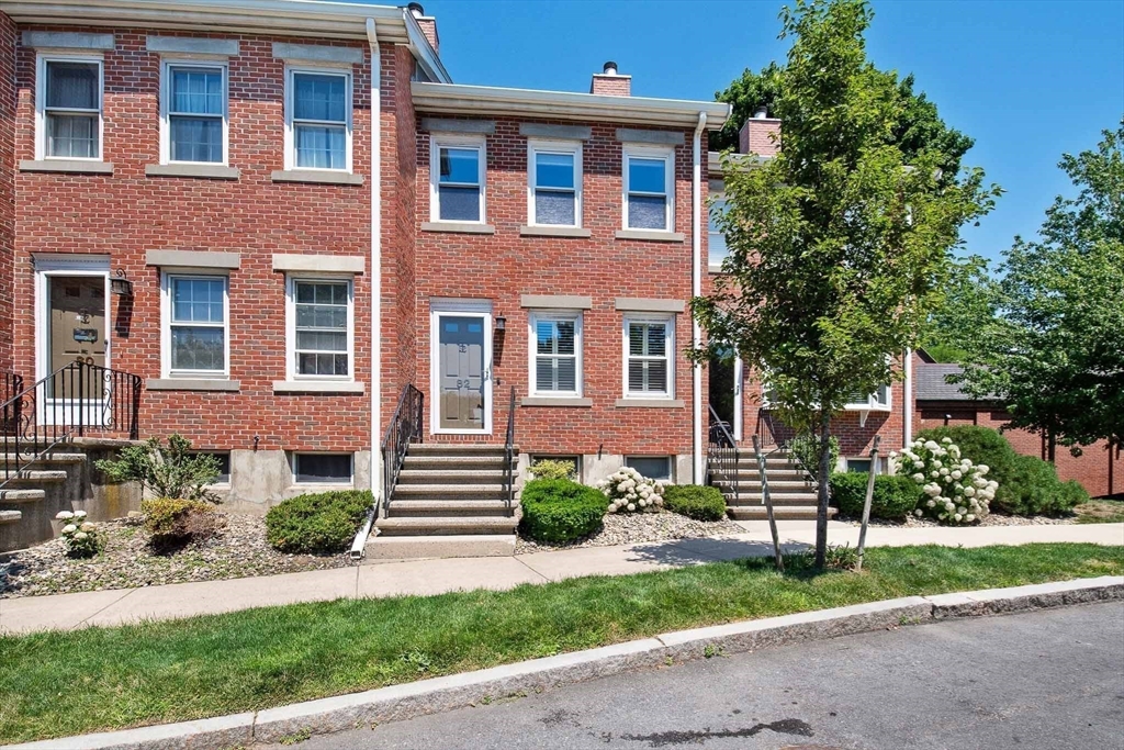 82 Captains Row, Chelsea, Massachusetts, 3 Bedrooms Bedrooms, 5 Rooms Rooms,1.5 BathroomsBathrooms,Residential,For Sale,Captains Row,73553606