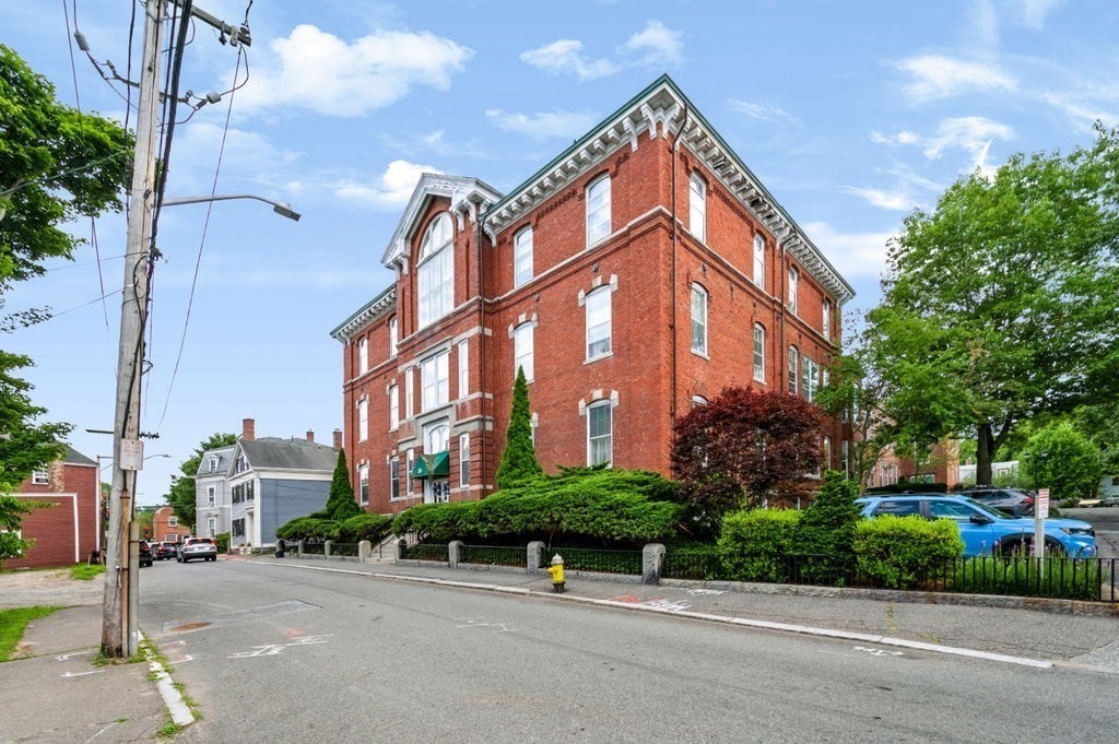35 Flint, Salem, Massachusetts, 3 Bedrooms Bedrooms, 5 Rooms Rooms,2.5 BathroomsBathrooms,Residential,For Sale,Flint,73553431