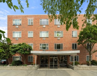 50 Green Street, Brookline, Massachusetts, 2 Bedrooms Bedrooms, 5 Rooms Rooms,2 BathroomsBathrooms,Residential,For Sale,Green Street,73553528