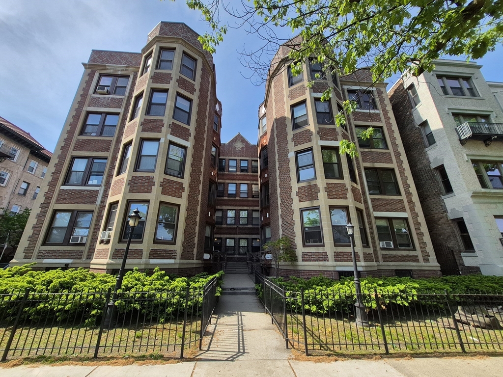 1269 Commonwealth, Boston, Massachusetts, 2 Bedrooms Bedrooms, 5 Rooms Rooms,1 BathroomBathrooms,Residential Lease,For Rent,Commonwealth,73535068