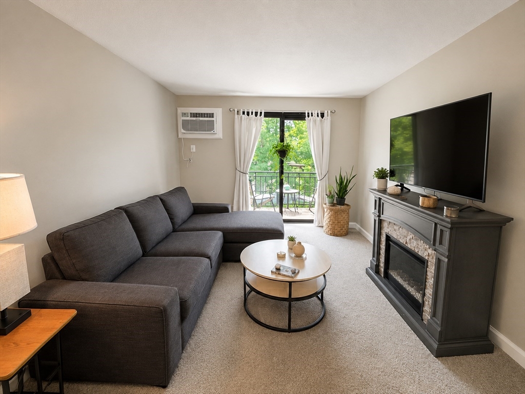 655 W Lowell Ave, Haverhill, Massachusetts, 1 Bedroom Bedrooms, 3 Rooms Rooms,1 BathroomBathrooms,Residential,For Sale,W Lowell Ave,73553548